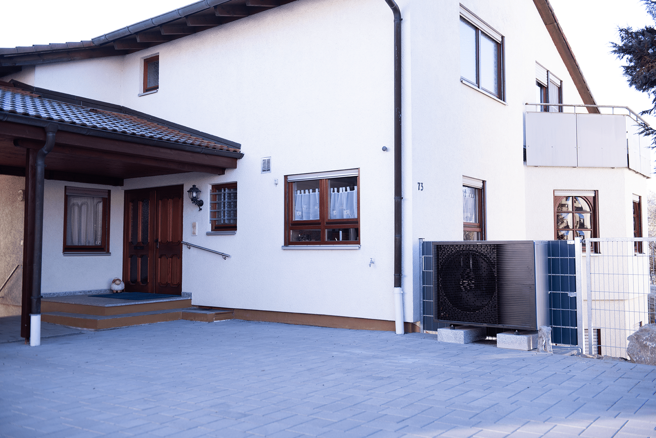 Modernes Einfamilienhaus mit Wärmepumpe