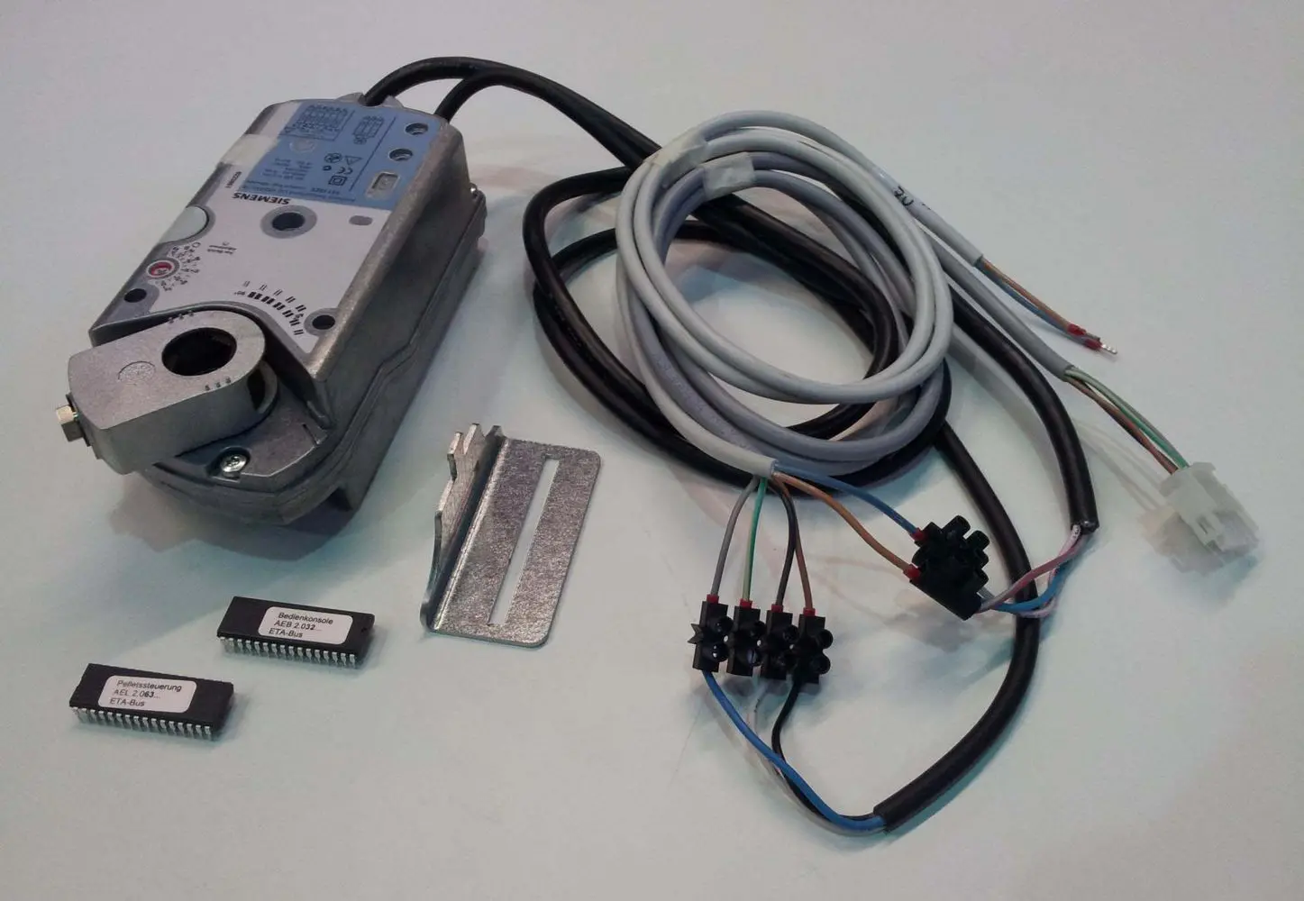 ETA Siemens m.Schalter f. Austausch Belimo -Rostklappe inkl.Standardadapter-090-41060-01 ETA Siemens m.Schalter f. Austausch Belimo -Rostklappe inkl.Standardadapter-090-41060-01